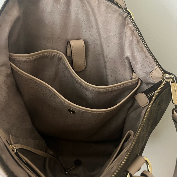 Michael Kors Handbag 👜 (shoulder) - Picture 7 of 11